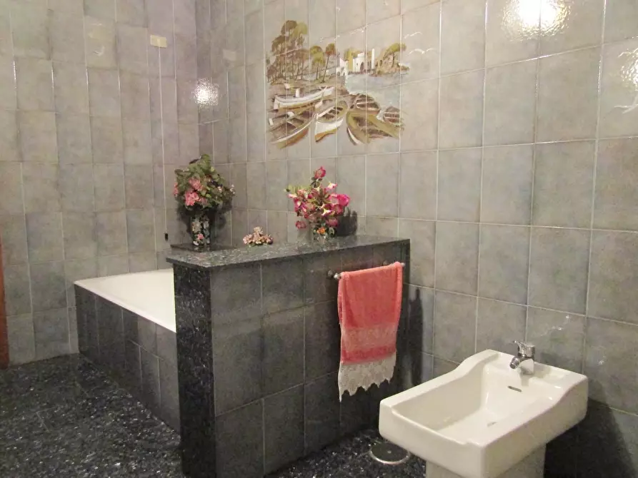 Immagine 20 di Villa in vendita  a Carrara