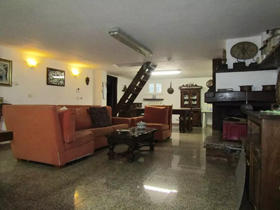 Immagine 44 di Villa in vendita  a Carrara