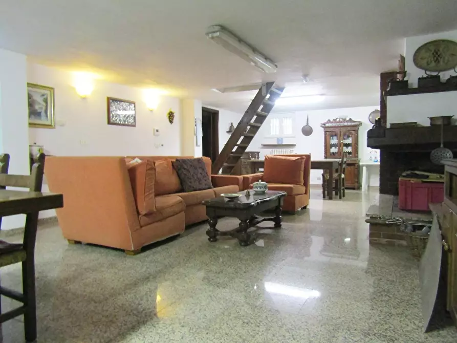 Immagine 45 di Villa in vendita  a Carrara