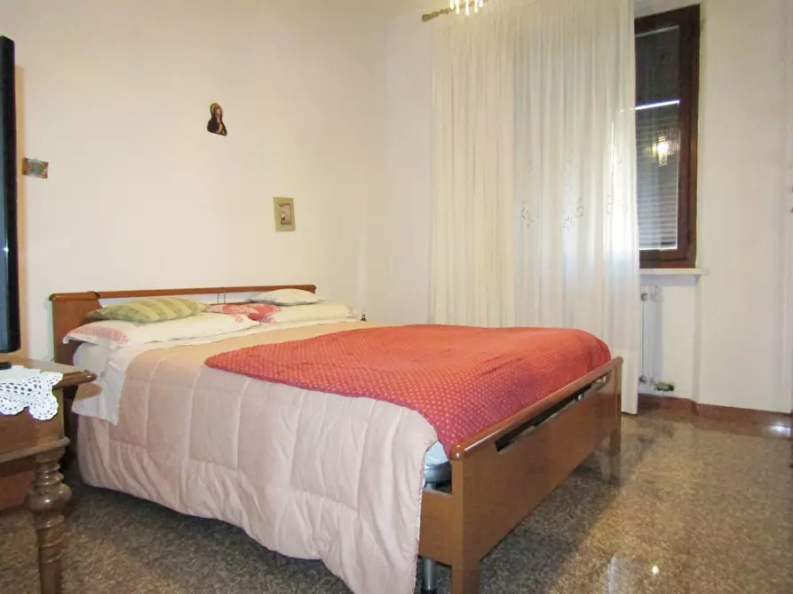 Immagine 21 di Villa in vendita  a Carrara