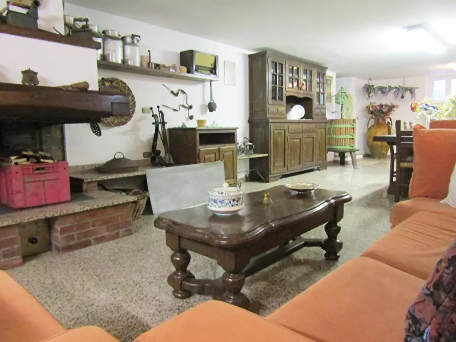 Immagine 42 di Villa in vendita  a Carrara