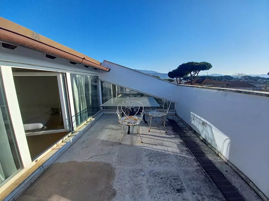 Immagine 26 di Mansarda in affitto  a Camaiore