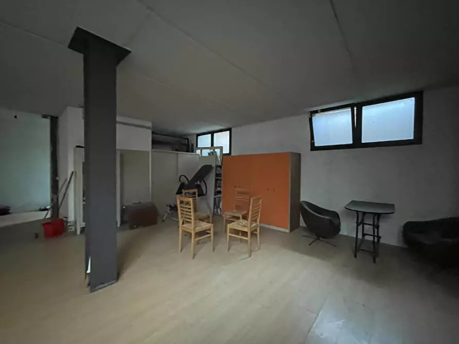 Immagine 5 di Ufficio in vendita  a Lucca