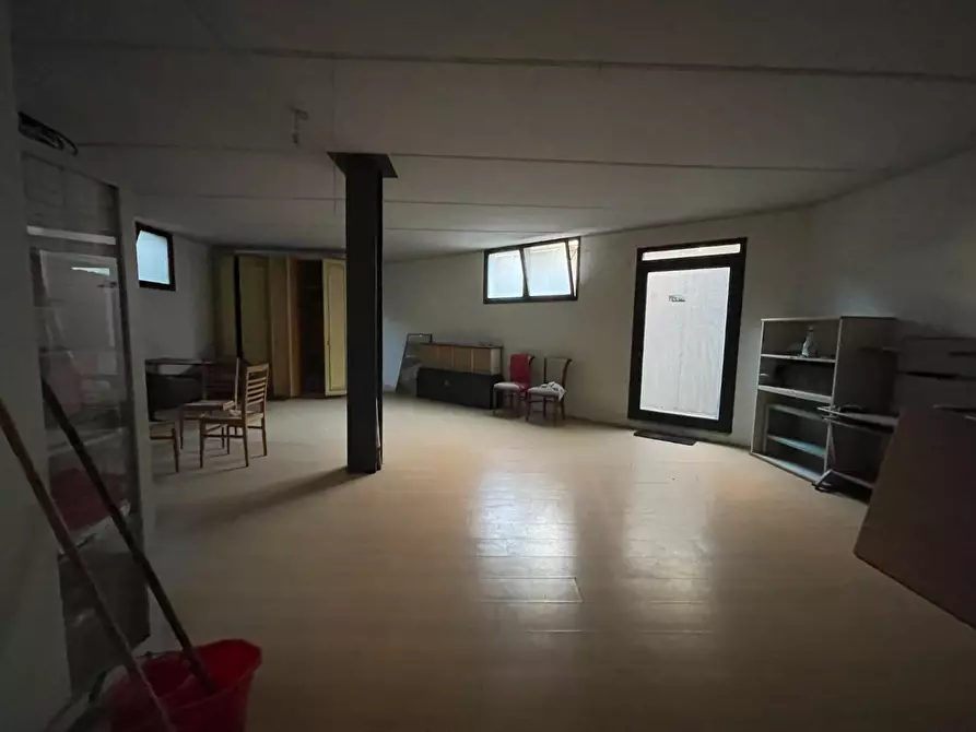 Immagine 4 di Ufficio in vendita  a Lucca