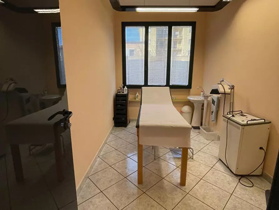 Immagine 3 di Ufficio in vendita  a Lucca