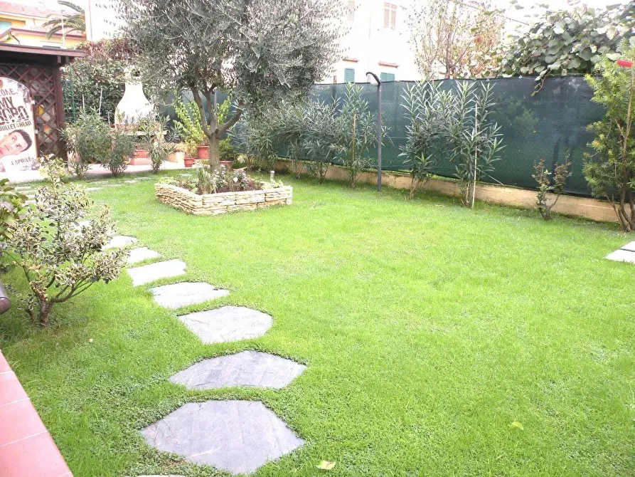 Immagine 17 di Villetta a schiera in vendita  a Massa