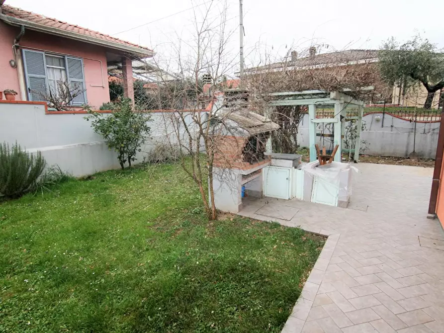 Immagine 2 di Porzione di casa in vendita  a Ortonovo