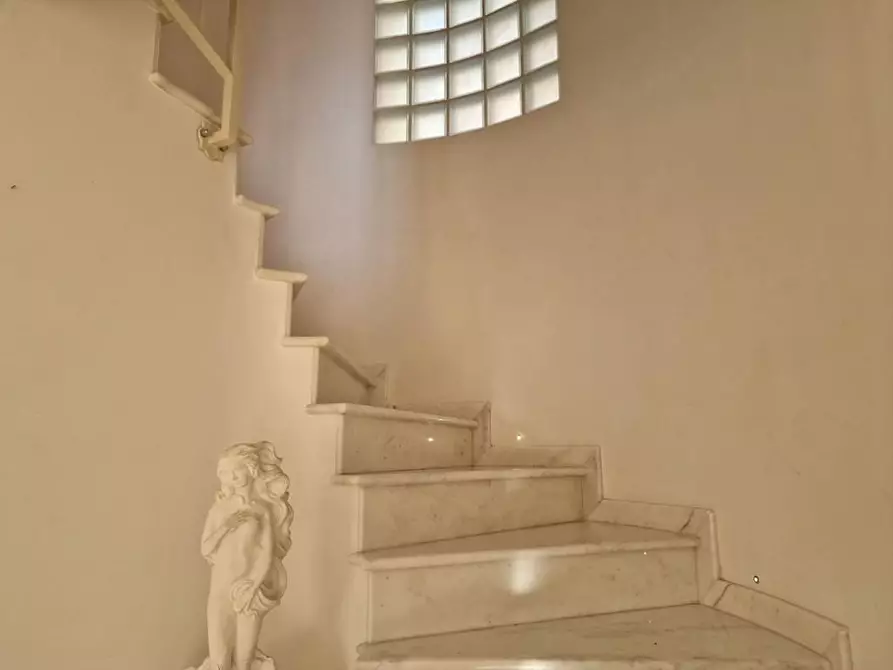 Immagine 18 di Villa in vendita  a Carrara