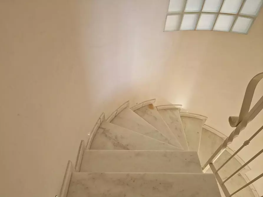 Immagine 17 di Villa in vendita  a Carrara