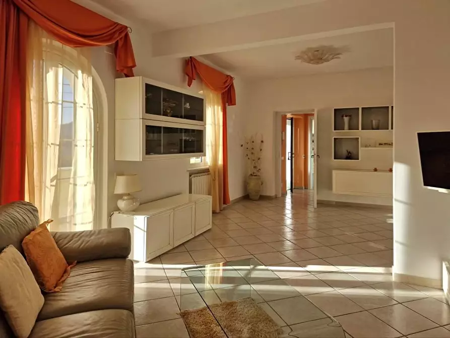 Immagine 7 di Villa in vendita  a Carrara