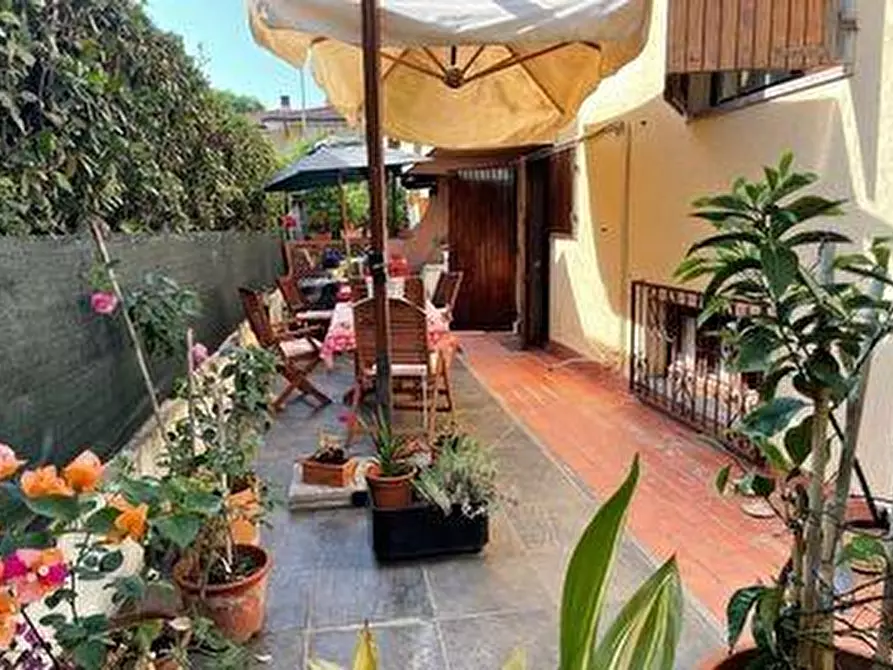 Immagine 2 di Casa bifamiliare in vendita  a Viareggio