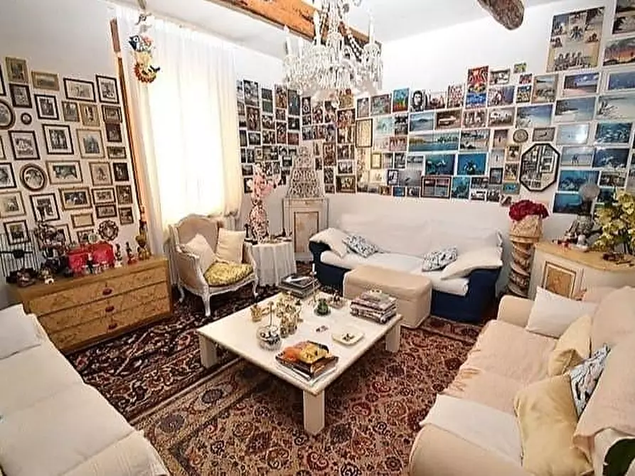 Immagine 9 di Casa colonica in vendita  a Pietrasanta