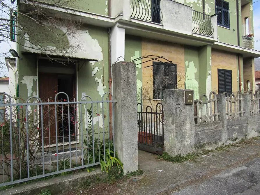 Immagine 1 di Porzione di casa in vendita  a Carrara
