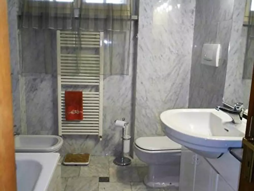 Immagine 22 di Porzione di casa in vendita  a Massa