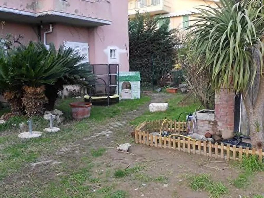 Immagine 35 di Porzione di casa in vendita  a Massa