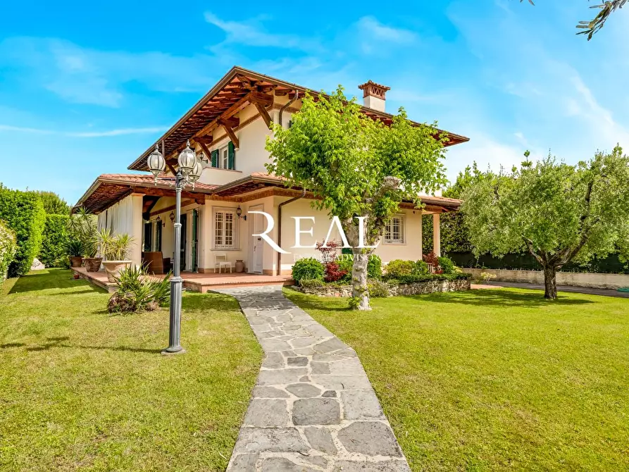 Immagine 1 di Villa in affitto  a Forte Dei Marmi