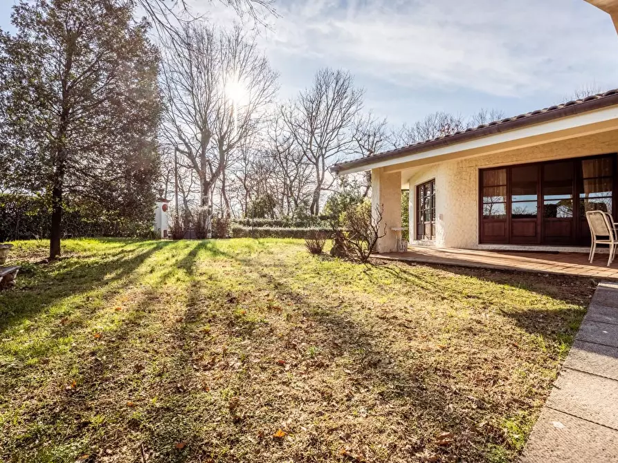 Immagine 2 di Villa in vendita  a Bientina