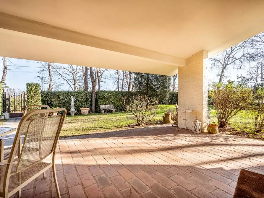 Immagine 5 di Villa in vendita  a Bientina