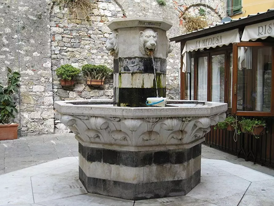 Immagine 3 di Locale commerciale in vendita  a Portovenere