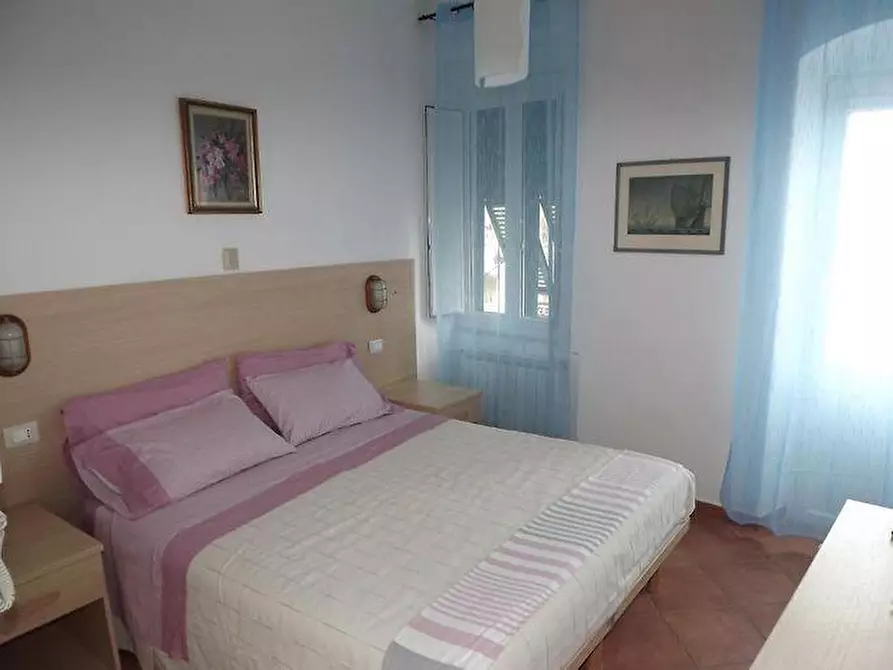 Immagine 41 di Locale commerciale in vendita  a Portovenere