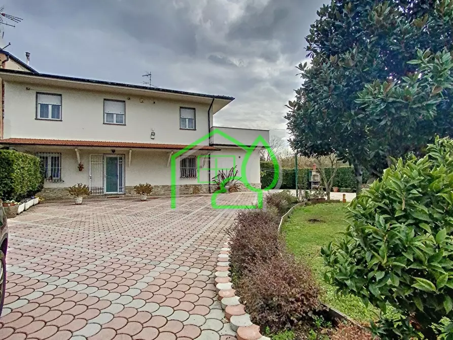 Immagine 3 di Casa bifamiliare in vendita  a Viareggio