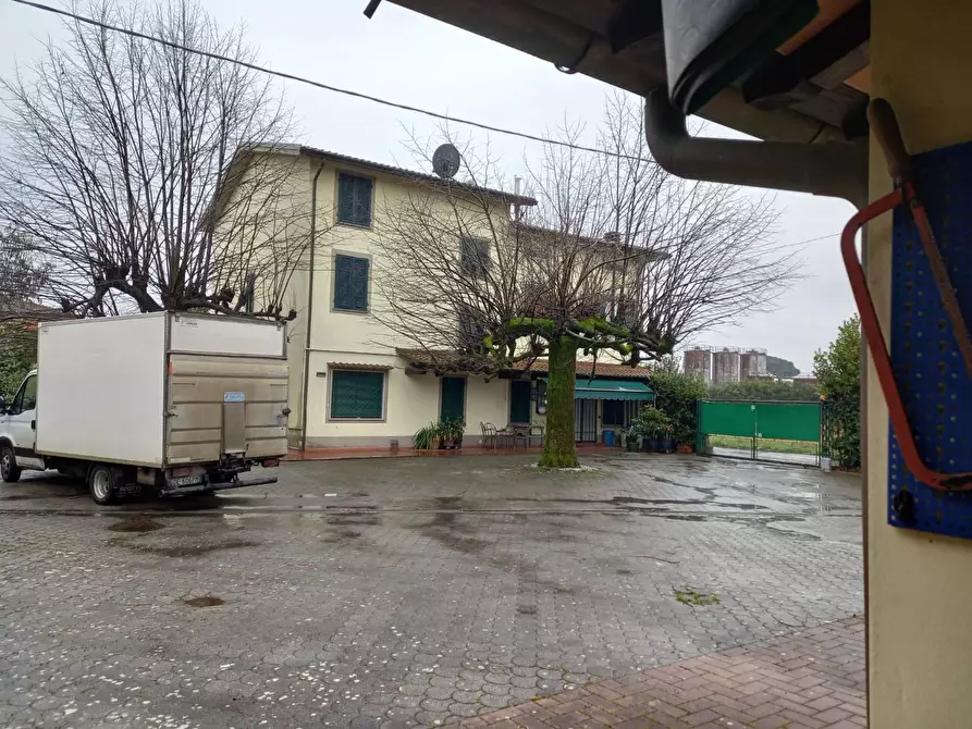 Immagine 4 di Villa in vendita  a Capannori