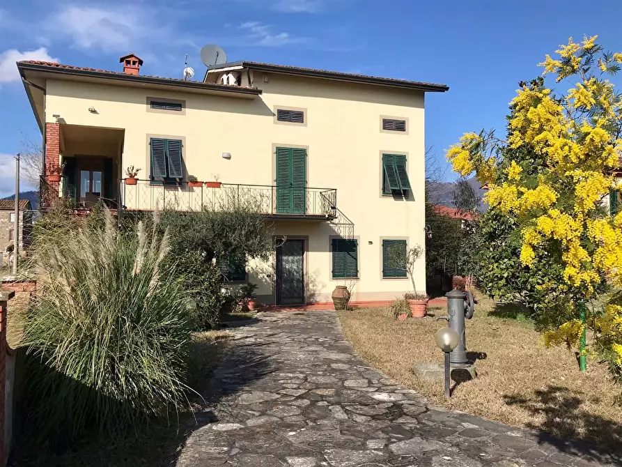 Immagine 1 di Villa in vendita  a Capannori