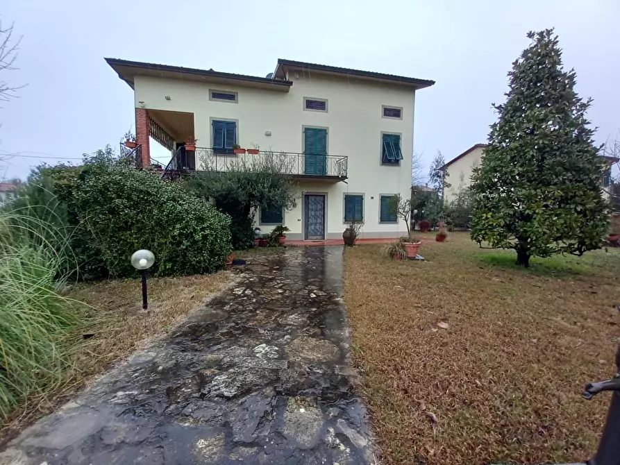 Immagine 2 di Villa in vendita  a Capannori