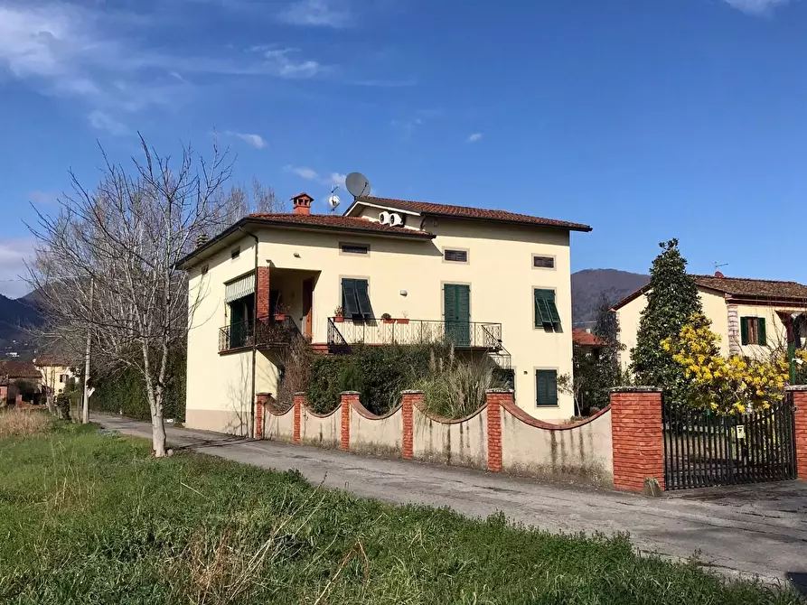 Immagine 38 di Villa in vendita  a Capannori