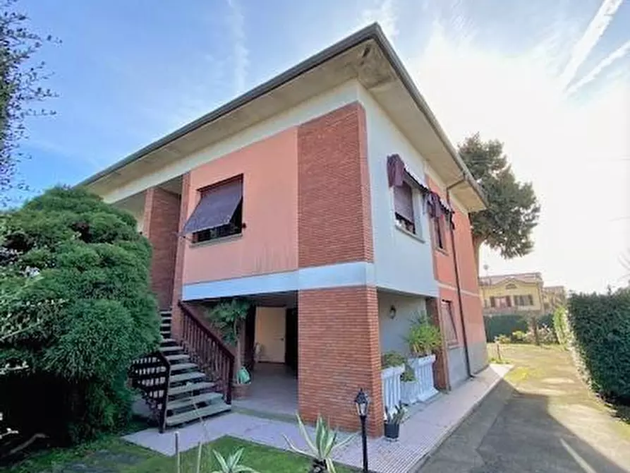 Immagine 1 di Villa in vendita  a Lucca