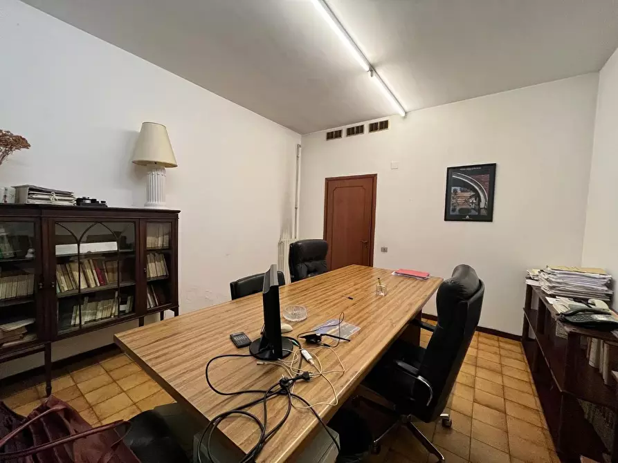 Immagine 1 di Ufficio in affitto  a Pontedera