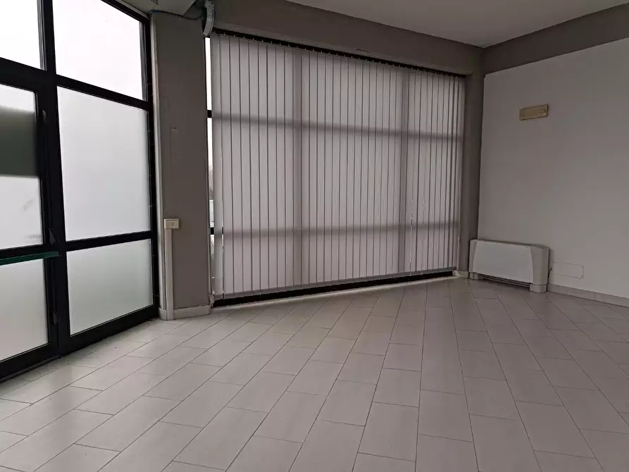 Immagine 4 di Locale commerciale in affitto  a Gallicano