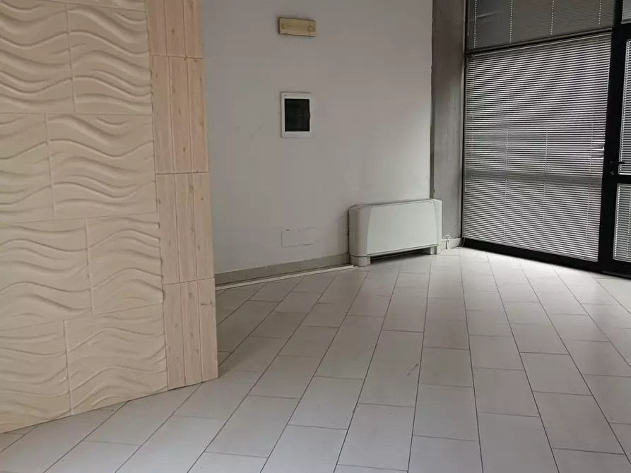 Immagine 8 di Locale commerciale in affitto  a Gallicano