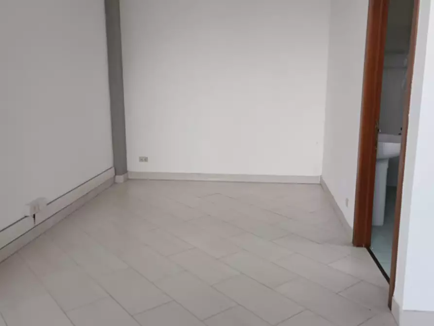 Immagine 6 di Locale commerciale in affitto  a Gallicano