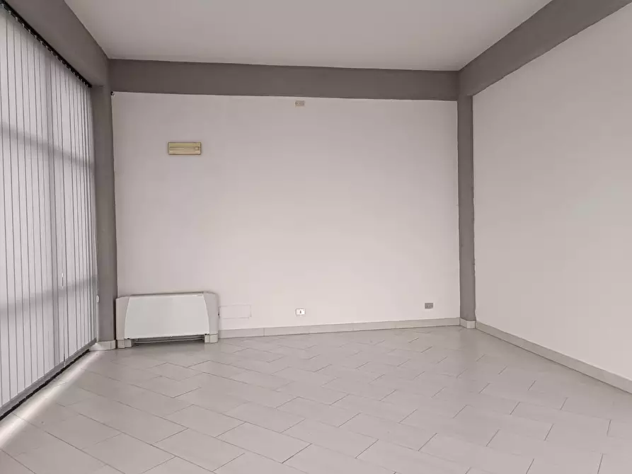 Immagine 3 di Locale commerciale in affitto  a Gallicano