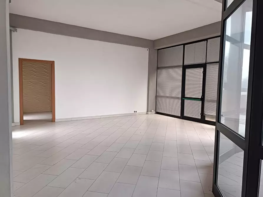 Immagine 2 di Locale commerciale in affitto  a Gallicano