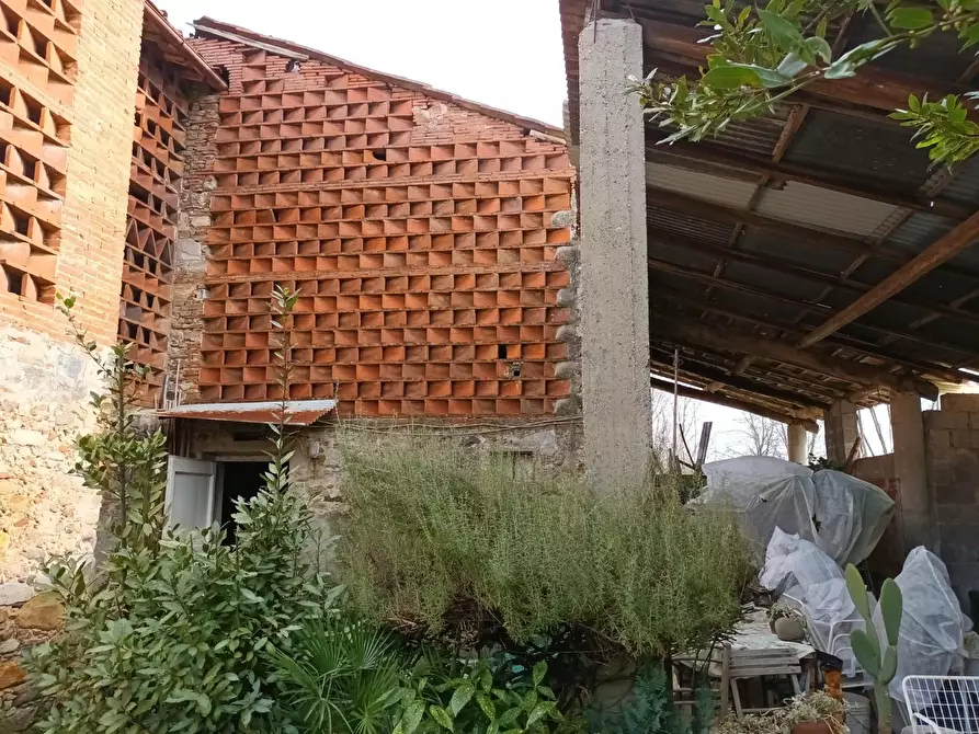 Immagine 8 di Deposito in vendita  a Capannori