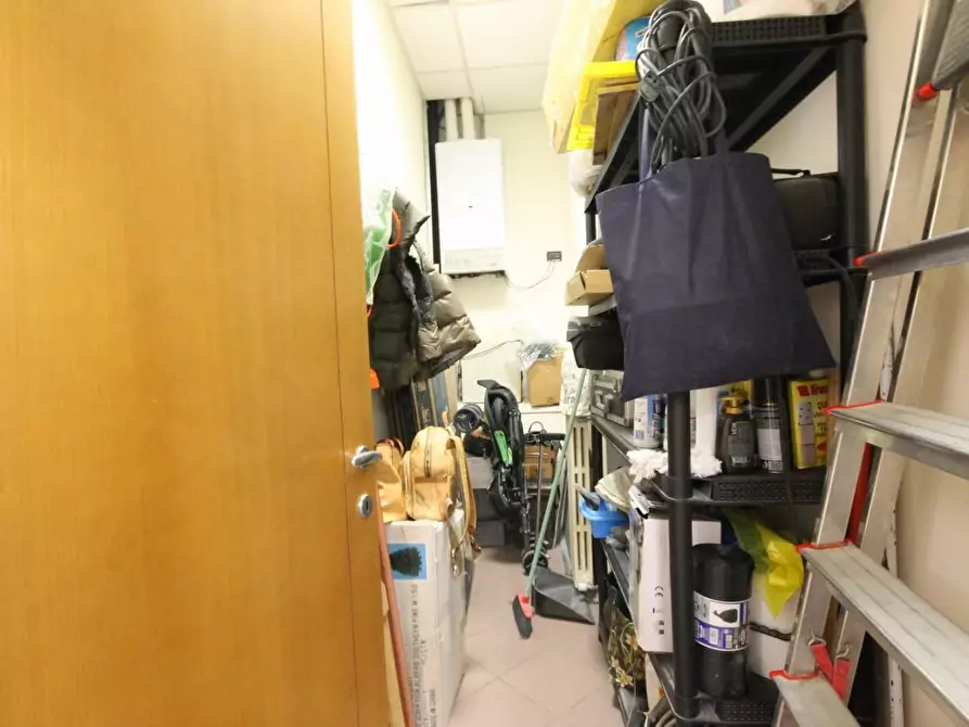 Immagine 8 di Ufficio in affitto  a Lucca