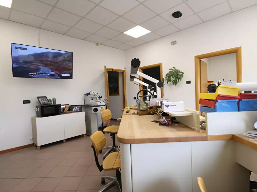 Immagine 4 di Ufficio in affitto  a Lucca