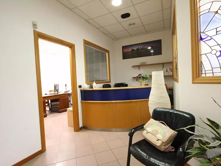 Immagine 11 di Ufficio in affitto  a Lucca