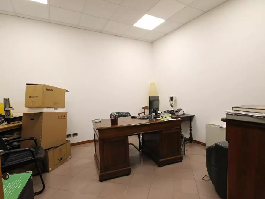 Immagine 12 di Ufficio in affitto  a Lucca