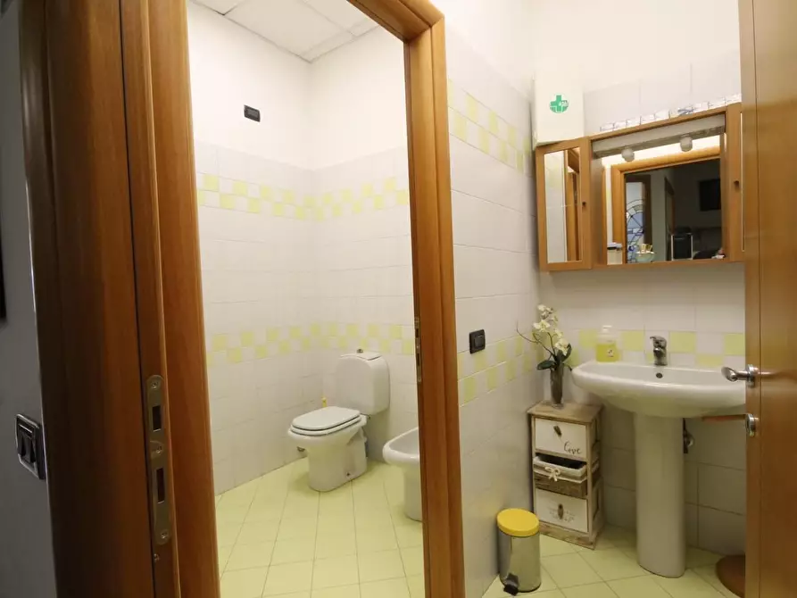 Immagine 9 di Ufficio in affitto  a Lucca