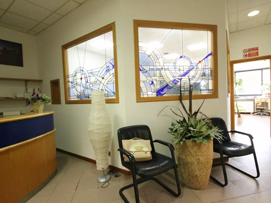 Immagine 10 di Ufficio in affitto  a Lucca