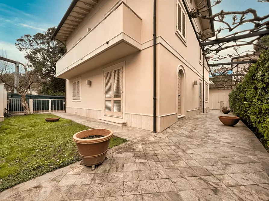 Immagine 1 di Villa in vendita  a Forte Dei Marmi