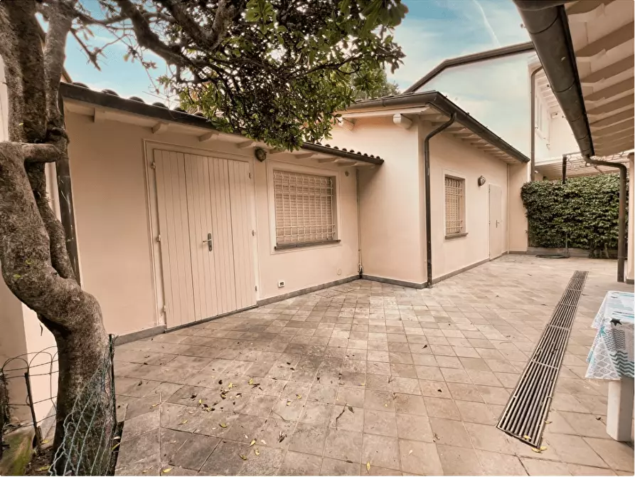 Immagine 3 di Villa in vendita  a Forte Dei Marmi