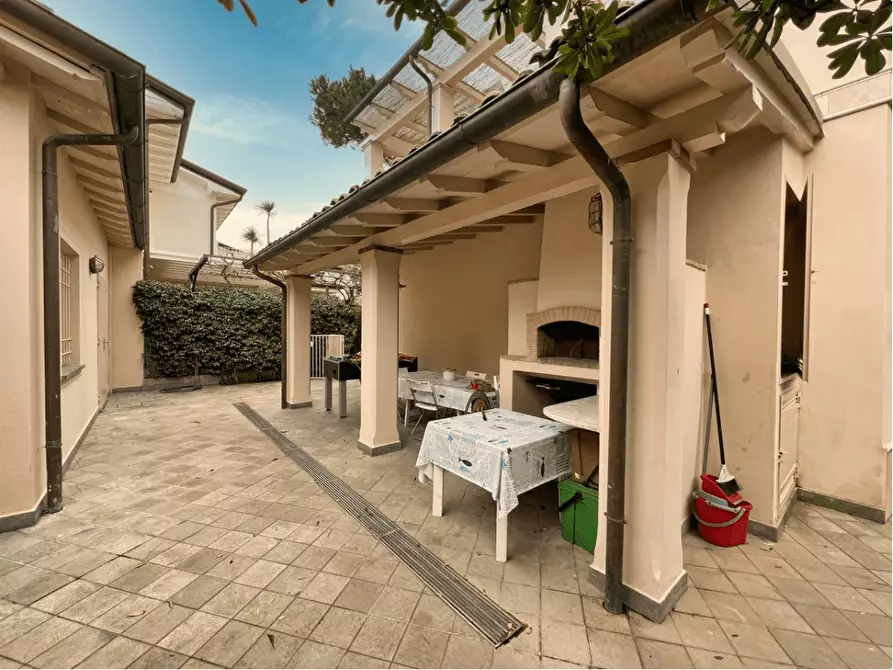 Immagine 4 di Villa in vendita  a Forte Dei Marmi