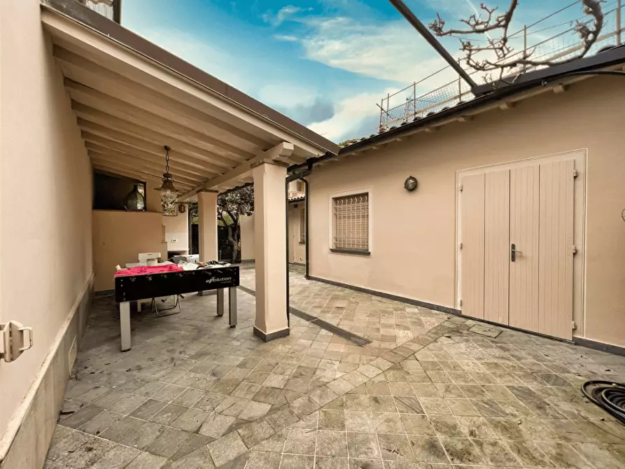 Immagine 2 di Villa in vendita  a Forte Dei Marmi