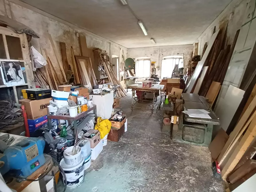 Immagine 21 di Laboratorio in vendita  a Lucca