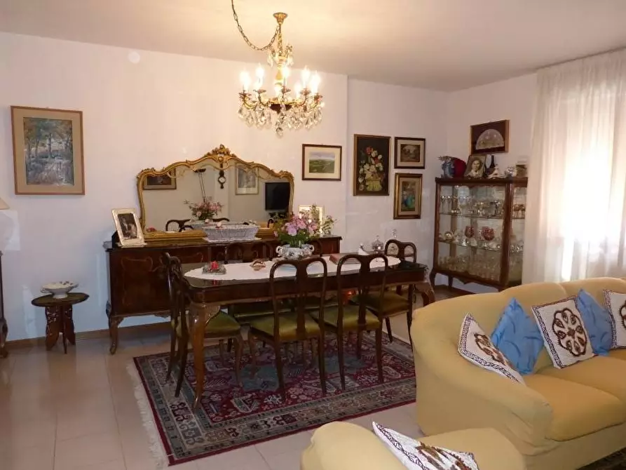 Immagine 2 di Appartamento in vendita  a Siena