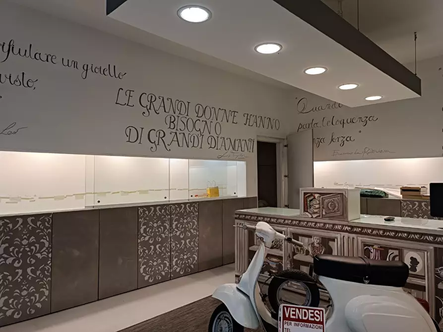 Immagine 3 di Locale commerciale in affitto  a Lucca